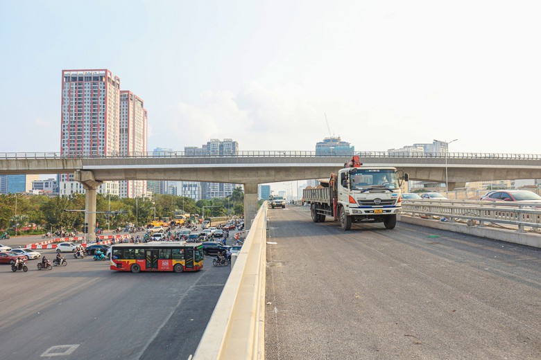 Cận cảnh cầu vượt n&uacute;t giao Mai Dịch trước ng&agrave;y về đ&iacute;ch- Ảnh 5.