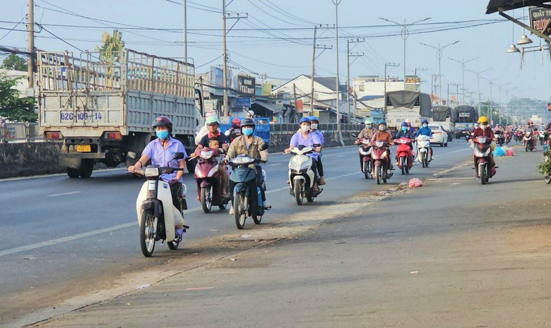 H&agrave;ng trăm c&ocirc;ng nh&acirc;n thản nhi&ecirc;n đi xe m&aacute;y ngược chiều cả km tr&ecirc;n QL1- Ảnh 1.