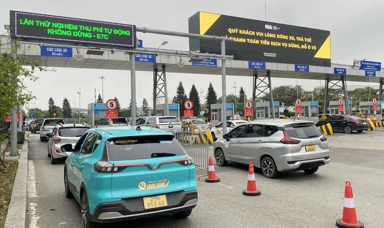 S&acirc;n bay bớt tắc nhờ thu ph&iacute; kh&ocirc;ng dừng
- Ảnh 1.