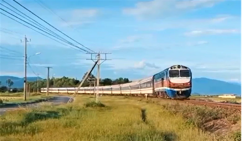 V&eacute; t&agrave;u chặng ngắn tuyến Bắc - Nam giảm đến 40% - Ảnh 1.