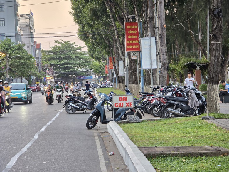 Dừng thu phí giữ xe quanh công viên ở Cần Thơ sau phản ánh của Báo Giao thông- Ảnh 3. Dừng thu phí giữ xe quanh công viên ở Cần Thơ sau phản ánh của Báo Giao thông- Ảnh 3.