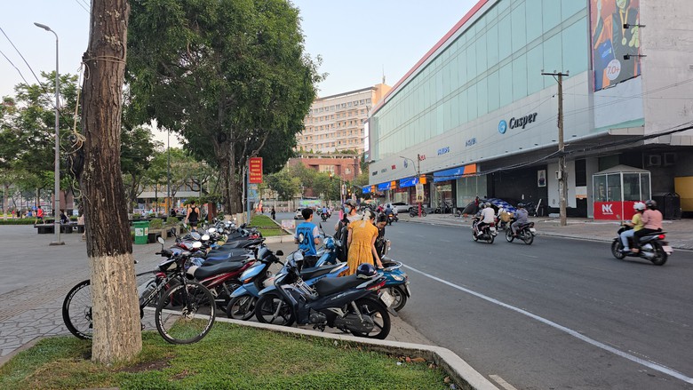 Dừng thu phí giữ xe quanh công viên ở Cần Thơ sau phản ánh của Báo Giao thông- Ảnh 1. Dừng thu phí giữ xe quanh công viên ở Cần Thơ sau phản ánh của Báo Giao thông- Ảnh 1.