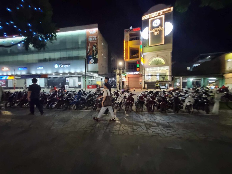 Chưa được cấp ph&eacute;p, b&atilde;i giữ xe quanh c&ocirc;ng vi&ecirc;n ở Cần Thơ vẫn thu tiền- Ảnh 2.