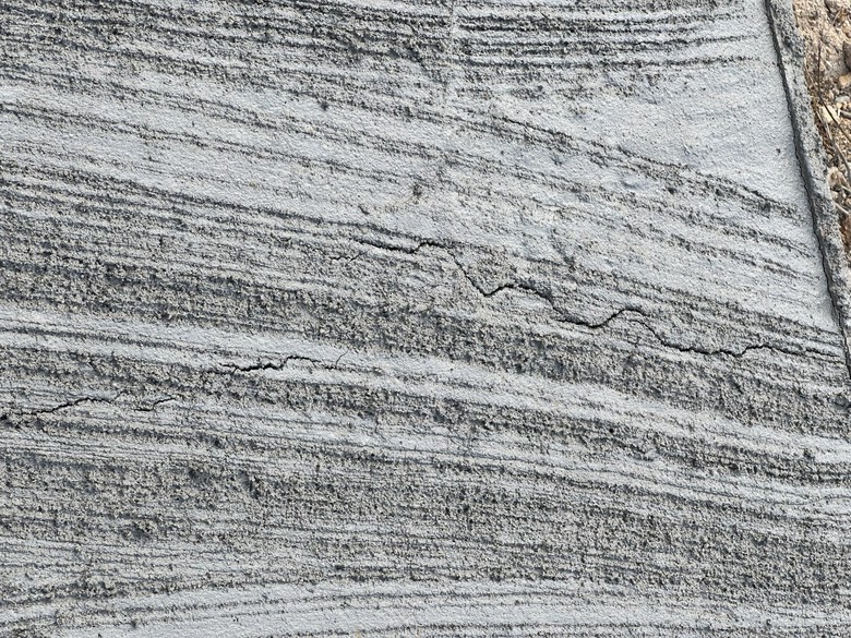 Đường bê tông xuất hiện nhiều vết nứt sau động đất: Chính quyền địa phương nói gì?- Ảnh 3. Đường bê tông xuất hiện nhiều vết nứt sau động đất: Chính quyền địa phương nói gì?- Ảnh 3.