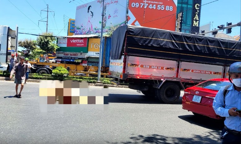 Hiện trường vụ va chạm giữa ô tô tải và xe máy khiến một thanh niên tử vong. Hiện trường vụ va chạm giữa ô tô tải và xe máy khiến một thanh niên tử vong.