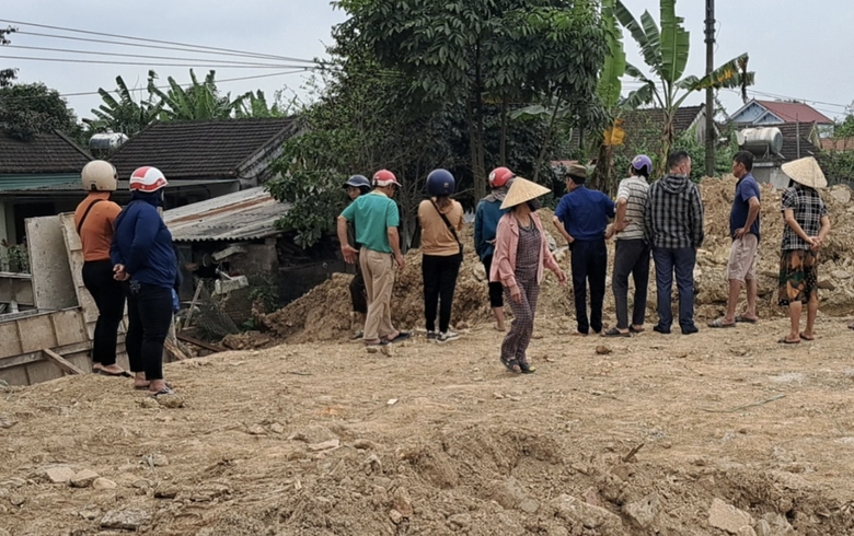 M&aacute;y m&uacute;c l&agrave;m đổ tường r&agrave;o, đ&egrave; một người tử vong- Ảnh 1.