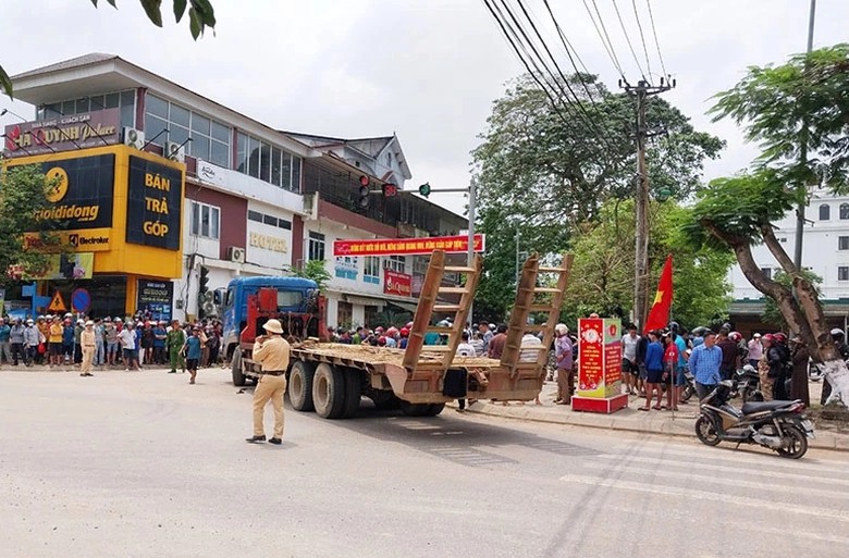 Va chạm với xe tải hết hạn kiểm định, nam thanh ni&ecirc;n tử vong thương t&acirc;m- Ảnh 1.