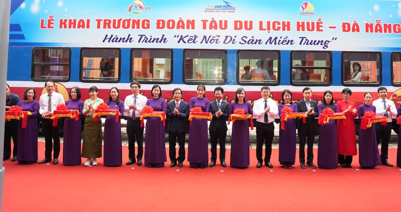 Nghe nhạc cung đình trên đoàn tàu du lịch Huế - Đà Nẵng- Ảnh 1. Nghe nhạc cung đình trên đoàn tàu du lịch Huế - Đà Nẵng- Ảnh 1.