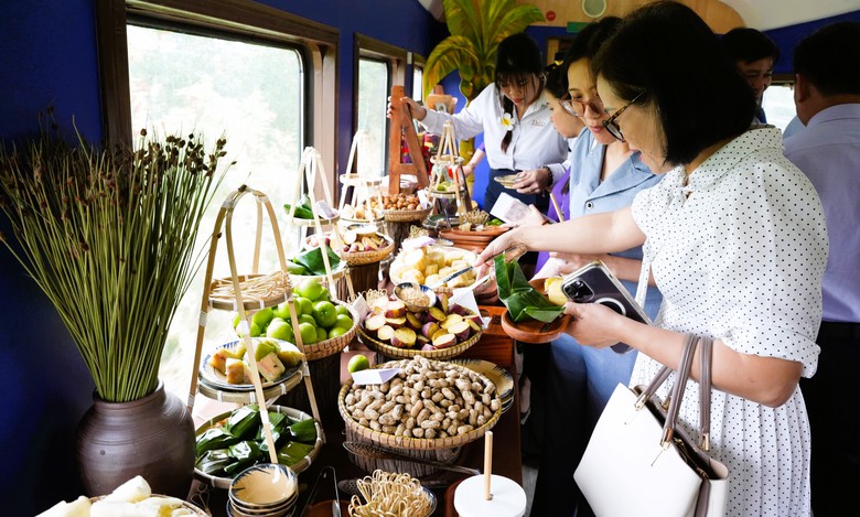 Nghe nhạc cung đình trên đoàn tàu du lịch Huế - Đà Nẵng- Ảnh 5. Nghe nhạc cung đình trên đoàn tàu du lịch Huế - Đà Nẵng- Ảnh 5.