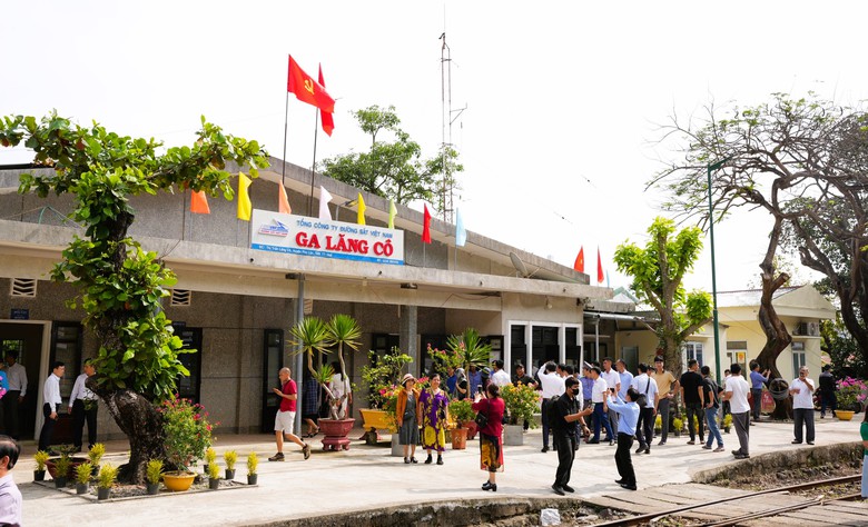 Nghe nhạc cung đình trên đoàn tàu du lịch Huế - Đà Nẵng- Ảnh 6. Nghe nhạc cung đình trên đoàn tàu du lịch Huế - Đà Nẵng- Ảnh 6.