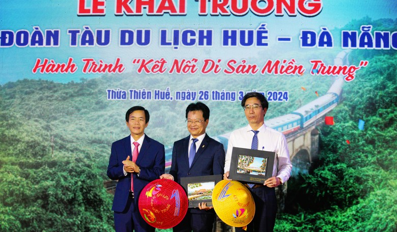 Nghe nhạc cung đình trên đoàn tàu du lịch Huế - Đà Nẵng- Ảnh 3. Nghe nhạc cung đình trên đoàn tàu du lịch Huế - Đà Nẵng- Ảnh 3.