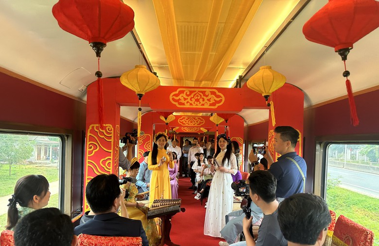 Nghe nhạc cung đình trên đoàn tàu du lịch Huế - Đà Nẵng- Ảnh 4. Nghe nhạc cung đình trên đoàn tàu du lịch Huế - Đà Nẵng- Ảnh 4.