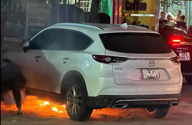 Xế hộp dừng b&ecirc;n đường bất ngờ bốc ch&aacute;y dữ dội- Ảnh 1.