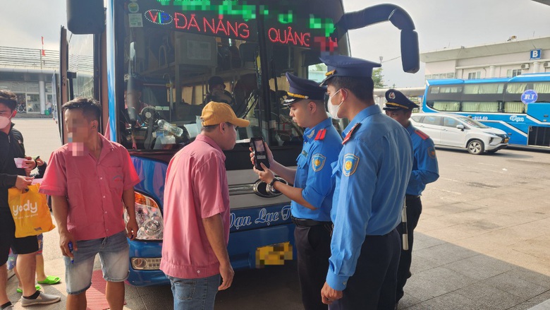 Đà Nẵng thu hồi phù hiệu hàng loạt ô tô đi quá tốc độ hàng trăm lần/tháng- Ảnh 1. Đà Nẵng thu hồi phù hiệu hàng loạt ô tô đi quá tốc độ hàng trăm lần/tháng- Ảnh 1.