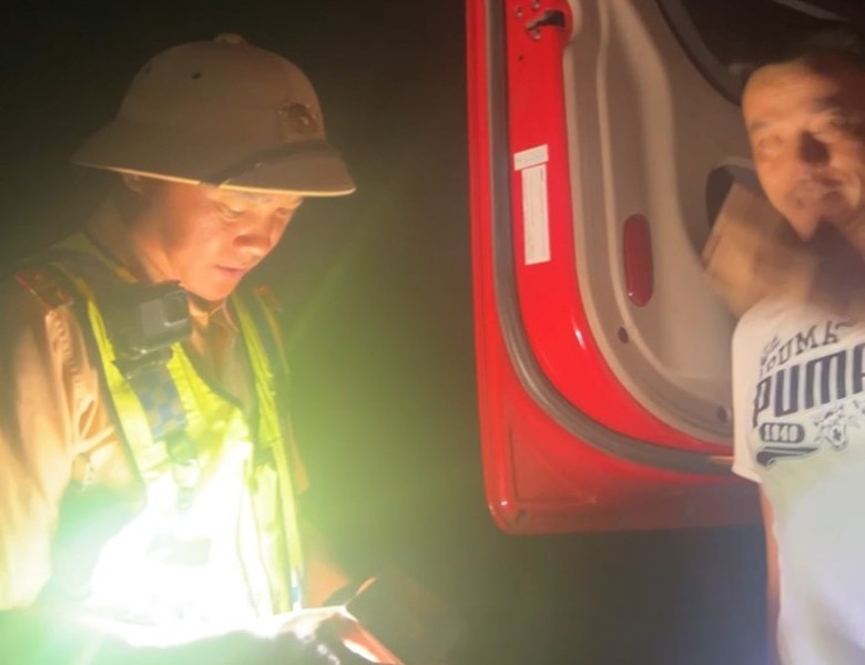 Nhiều ô tô dính phạt vì dừng xe để ngủ trên cao tốc Cam Lộ - La Sơn- Ảnh 1. Nhiều ô tô dính phạt vì dừng xe để ngủ trên cao tốc Cam Lộ - La Sơn- Ảnh 1.