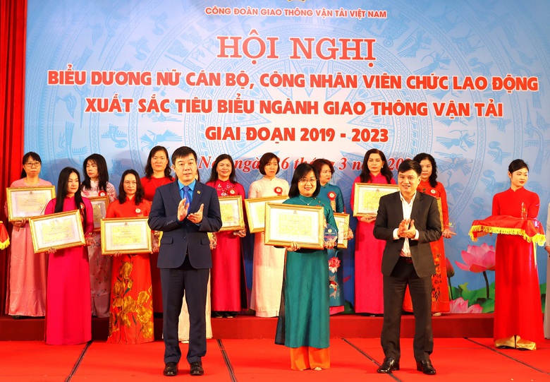 Vinh danh 80 nữ c&aacute;n bộ, vi&ecirc;n chức, lao động ti&ecirc;u biểu ng&agrave;nh GTVT- Ảnh 2.