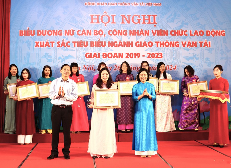 Vinh danh 80 nữ c&aacute;n bộ, vi&ecirc;n chức, lao động ti&ecirc;u biểu ng&agrave;nh GTVT- Ảnh 4.