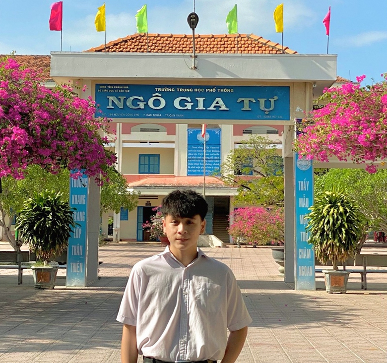 Nam sinh lớp 12 ở Kh&aacute;nh H&ograve;a trả 490 triệu đồng cho người chuyển nhầm t&agrave;i khoản- Ảnh 1.