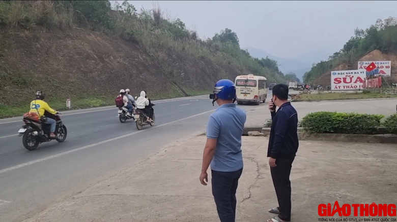 CSGT H&ograve;a B&igrave;nh ho&aacute; trang xử l&yacute; học sinh vi phạm giao th&ocirc;ng- Ảnh 1.