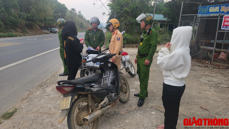 CSGT H&ograve;a B&igrave;nh ho&aacute; trang xử l&yacute; học sinh vi phạm giao th&ocirc;ng- Ảnh 3.