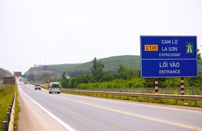 Hơn 7.000 đinh phản quang được bổ sung tr&ecirc;n cao tốc Cam Lộ - La Sơn- Ảnh 1.