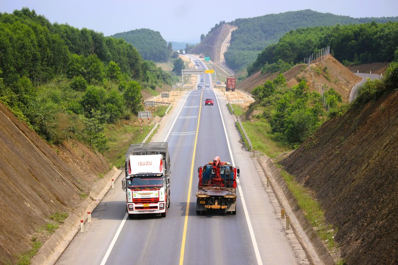 Hơn 7.000 đinh phản quang được bổ sung tr&ecirc;n cao tốc Cam Lộ - La Sơn- Ảnh 10.