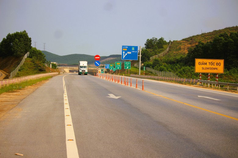 Hơn 7.000 đinh phản quang được bổ sung tr&ecirc;n cao tốc Cam Lộ - La Sơn- Ảnh 11.