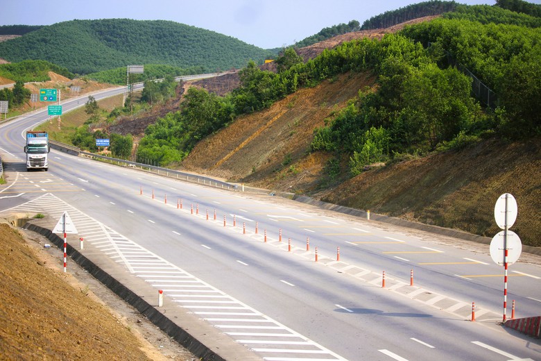 Hơn 7.000 đinh phản quang được bổ sung tr&ecirc;n cao tốc Cam Lộ - La Sơn- Ảnh 12.