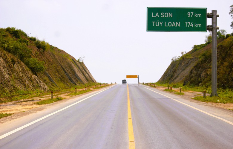 Hơn 7.000 đinh phản quang được bổ sung tr&ecirc;n cao tốc Cam Lộ - La Sơn- Ảnh 2.