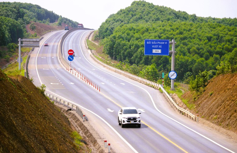 Hơn 7.000 đinh phản quang được bổ sung tr&ecirc;n cao tốc Cam Lộ - La Sơn- Ảnh 4.