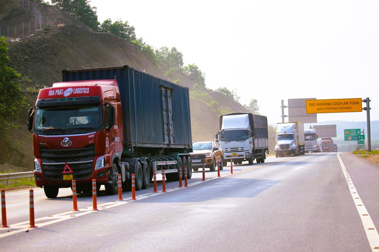 Hơn 7.000 đinh phản quang được bổ sung tr&ecirc;n cao tốc Cam Lộ - La Sơn- Ảnh 5.