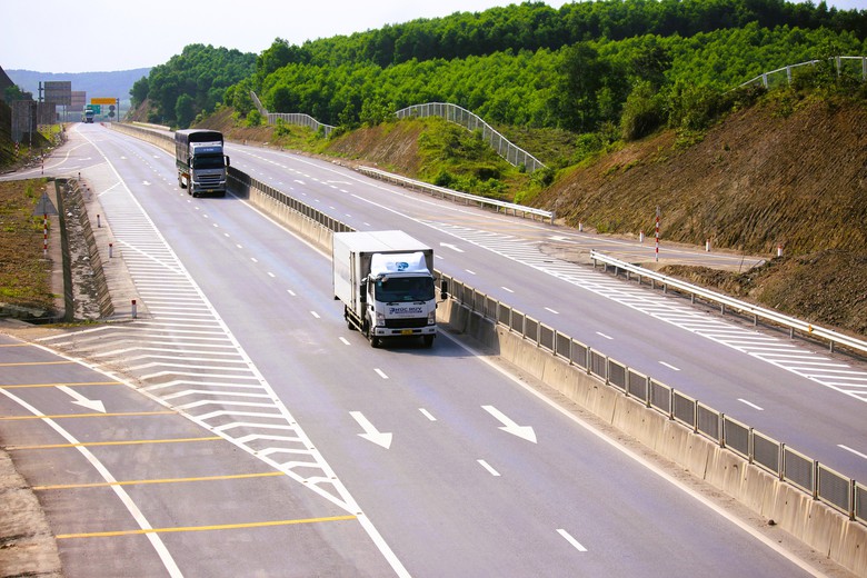 Hơn 7.000 đinh phản quang được bổ sung tr&ecirc;n cao tốc Cam Lộ - La Sơn- Ảnh 8.