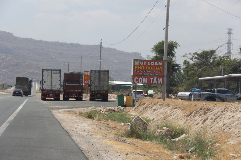 Buộc th&aacute;o dỡ h&agrave;ng qu&aacute;n mọc tr&aacute;i ph&eacute;p tr&ecirc;n đường dẫn cao tốc Vĩnh Hảo - Phan Thiết- Ảnh 1.
