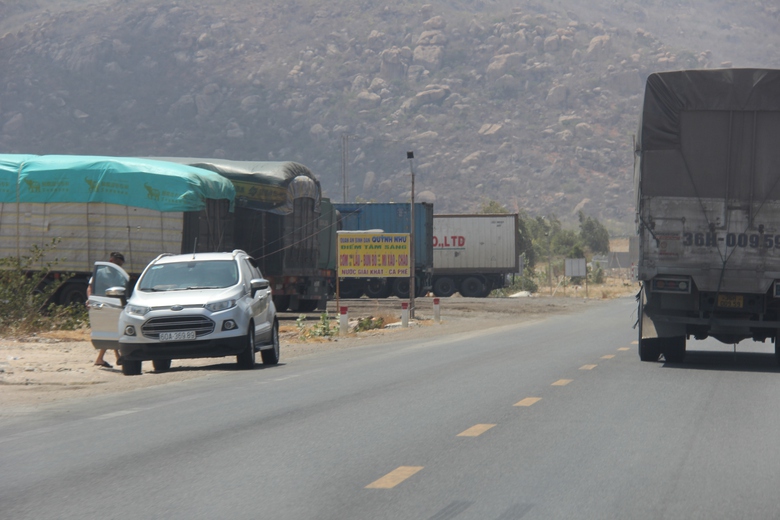 Buộc th&aacute;o dỡ h&agrave;ng qu&aacute;n mọc tr&aacute;i ph&eacute;p tr&ecirc;n đường dẫn cao tốc Vĩnh Hảo - Phan Thiết- Ảnh 2.