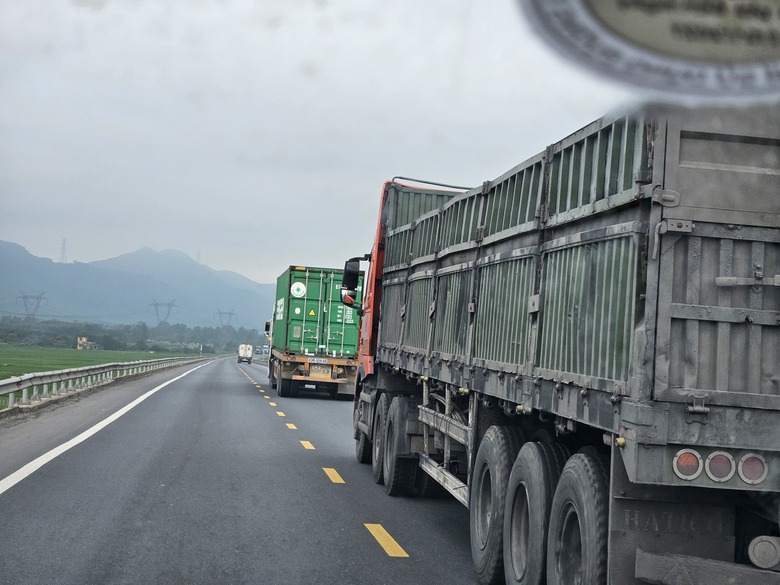 Hơn 7.000 đinh phản quang được bổ sung tr&ecirc;n cao tốc Cam Lộ - La Sơn- Ảnh 13.