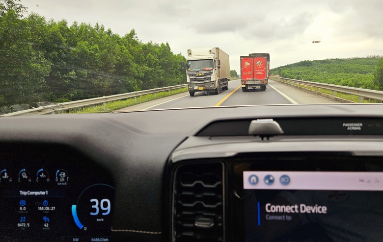 Hơn 7.000 đinh phản quang được bổ sung tr&ecirc;n cao tốc Cam Lộ - La Sơn- Ảnh 14.