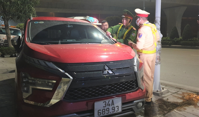 Triệu tập, xử lý tài xế ô tô quay đầu xe chạy ngược chiều khi thấy chốt nồng độ cồn- Ảnh 2. Triệu tập, xử lý tài xế ô tô quay đầu xe chạy ngược chiều khi thấy chốt nồng độ cồn- Ảnh 2.
