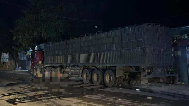 Va chạm với xe đầu kéo trên QL6, hai thiếu niên 15 tuổi gặp nạn- Ảnh 1. Va chạm với xe đầu kéo trên QL6, hai thiếu niên 15 tuổi gặp nạn- Ảnh 1.