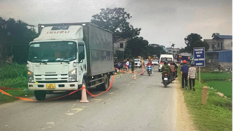 H&ograve;a B&igrave;nh: T&agrave;i xế ngủ gật g&acirc;y tai nạn, một người đi xe đạp tử vong tại chỗ- Ảnh 1.