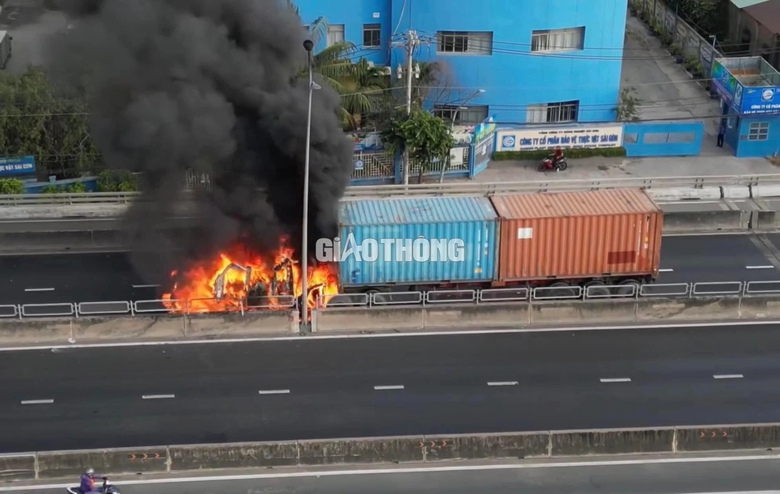 TP.HCM: Ch&aacute;y xe container tr&ecirc;n cầu Ph&uacute; Mỹ, t&agrave;i xế mở cửa chạy tho&aacute;t th&acirc;n- Ảnh 1.
