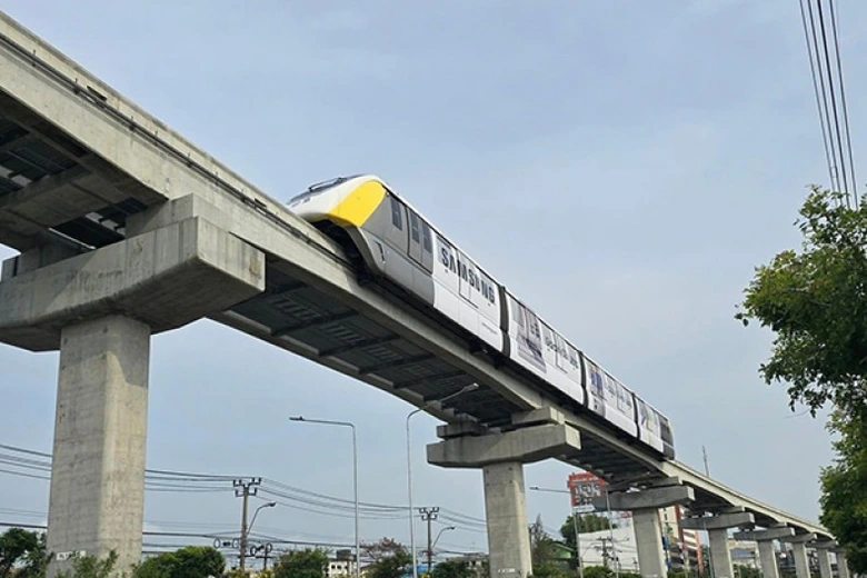 Một đo&agrave;n t&agrave;u đ&atilde; được l&ecirc;nh dừng ngay giữa hai nh&agrave; ga, sau đ&oacute; nh&acirc;n vi&ecirc;n hướng dẫn h&agrave;nh kh&aacute;ch sơ t&aacute;n khỏi c&aacute;c toa t&agrave;u, đi bộ dọc theo đường ray tr&ecirc;n cao để trở về nh&agrave; ga. (Ảnh: Bangkok Post)