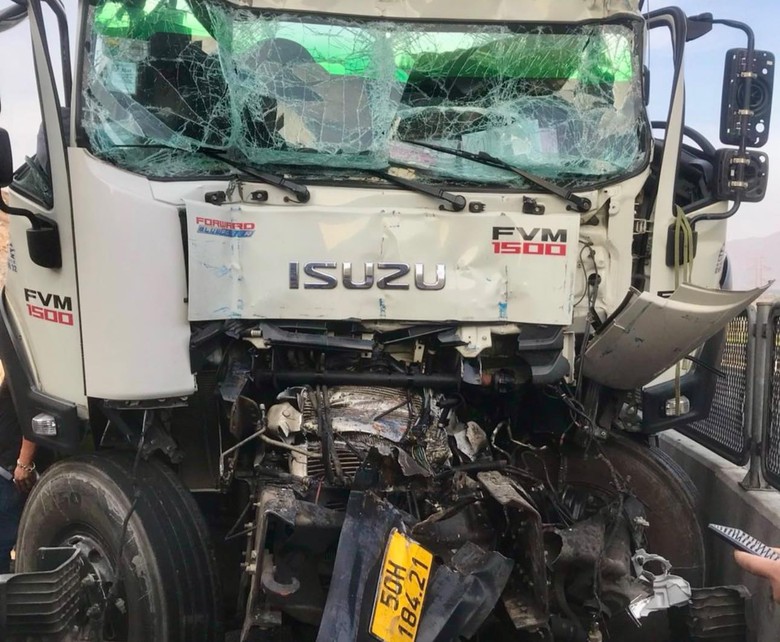 Xe tải h&uacute;c đu&ocirc;i xe đầu k&eacute;o tr&ecirc;n cao tốc Vĩnh Hảo - Phan Thiết, 1 t&agrave;i xế tử vong- Ảnh 1.