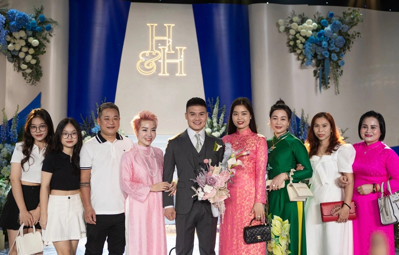 Gác lại nỗi buồn, Quang Hải gây sốt khi dùng siêu xe 16 tỷ đón dâu- Ảnh 7. Gác lại nỗi buồn, Quang Hải gây sốt khi dùng siêu xe 16 tỷ đón dâu- Ảnh 7.