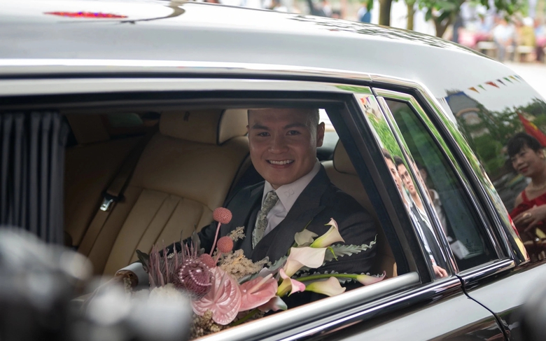 Gác lại nỗi buồn, Quang Hải gây sốt khi dùng siêu xe 16 tỷ đón dâu- Ảnh 6. Gác lại nỗi buồn, Quang Hải gây sốt khi dùng siêu xe 16 tỷ đón dâu- Ảnh 6.