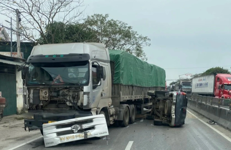 Va chạm xe đầu k&eacute;o, xe b&aacute;n tải lật nghi&ecirc;ng, 5 người tho&aacute;t nạn- Ảnh 1.
