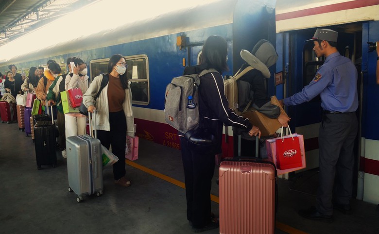 Đường sắt giảm s&acirc;u gi&aacute; v&eacute; tập thể, h&uacute;t kh&aacute;ch du lịch- Ảnh 1.