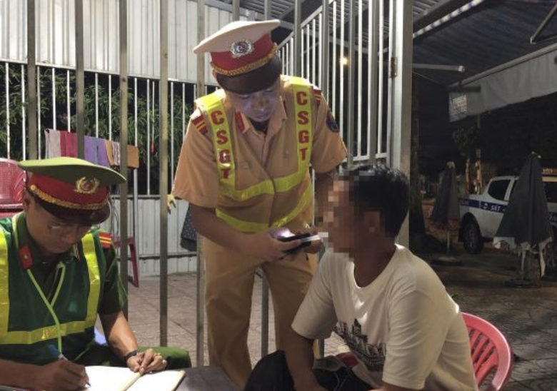 Xử phạt thanh ni&ecirc;n b&aacute;m theo CSGT để b&aacute;o chốt- Ảnh 1.