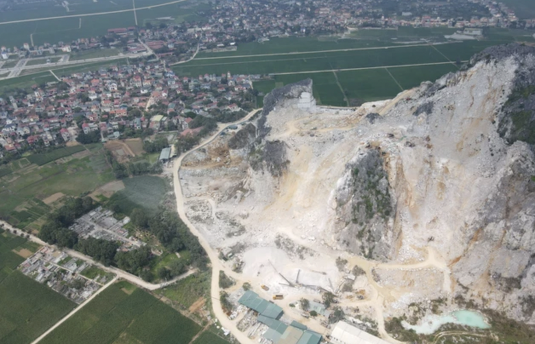 Nổ m&igrave;n khai th&aacute;c đ&aacute; khiến h&agrave;ng chục nh&agrave; d&acirc;n bị vỡ ng&oacute;i, thủng m&aacute;i t&ocirc;n- Ảnh 1.