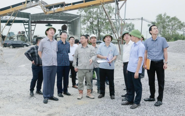 Nổ m&igrave;n khai th&aacute;c đ&aacute; khiến h&agrave;ng chục nh&agrave; d&acirc;n bị vỡ ng&oacute;i, thủng m&aacute;i t&ocirc;n- Ảnh 2.