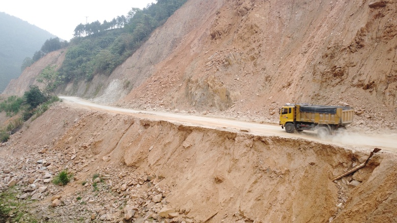 Nh&agrave; thầu kh&ocirc;ng cắm cọc, căng d&acirc;y tại đường nối cao tốc Nội B&agrave;i - L&agrave;o Cai- Ảnh 4.